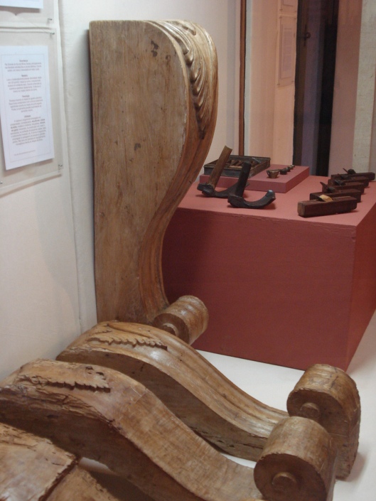 Retábulos e ferramentas expostos no Salão da Tropa